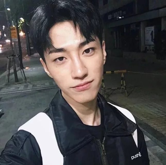 穿平底鞋的菇凉_