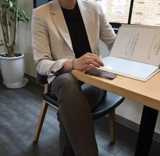 A`自带圣光的男